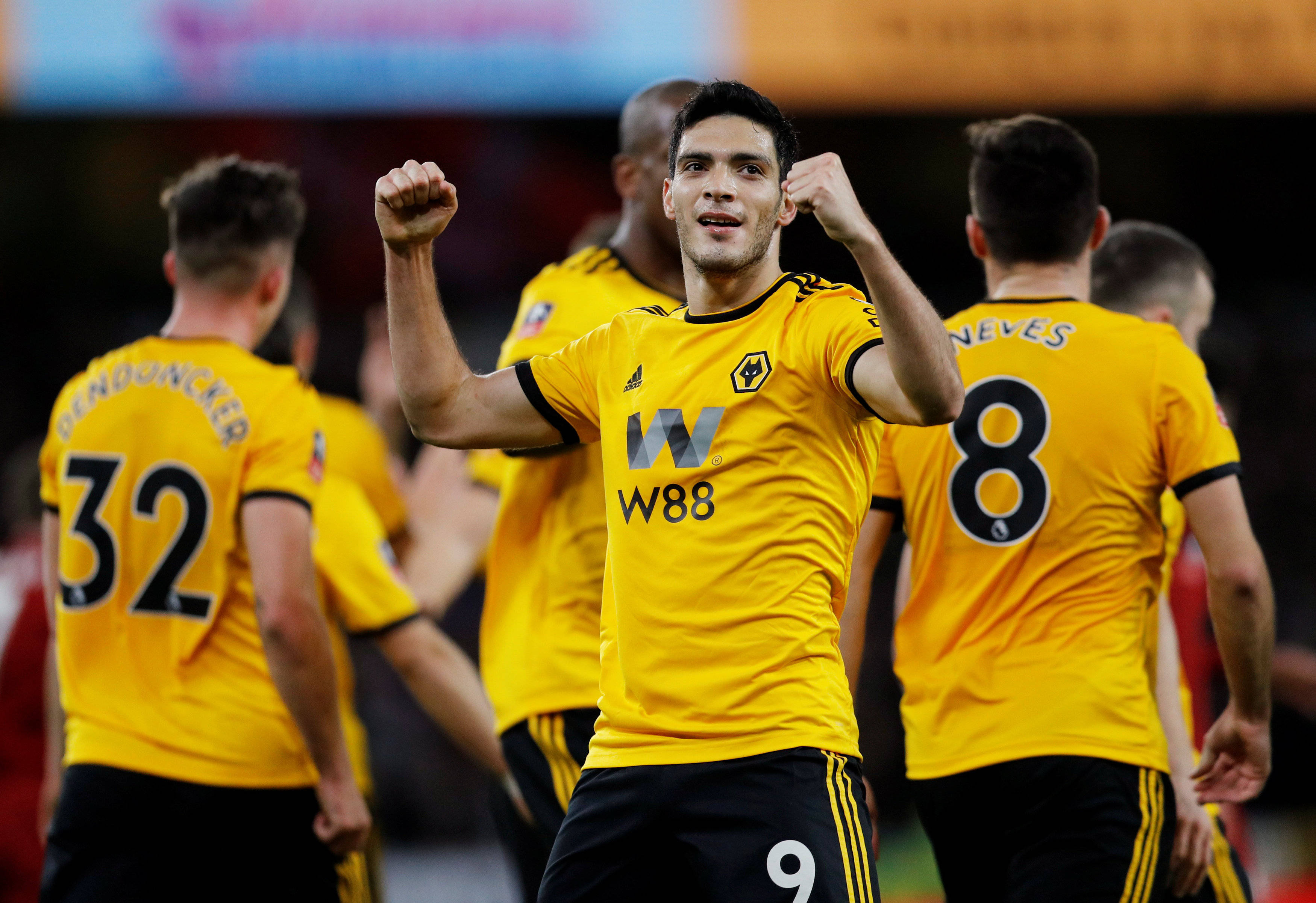 米乐体育官网-狼队客场战胜莱斯特城，取得胜利