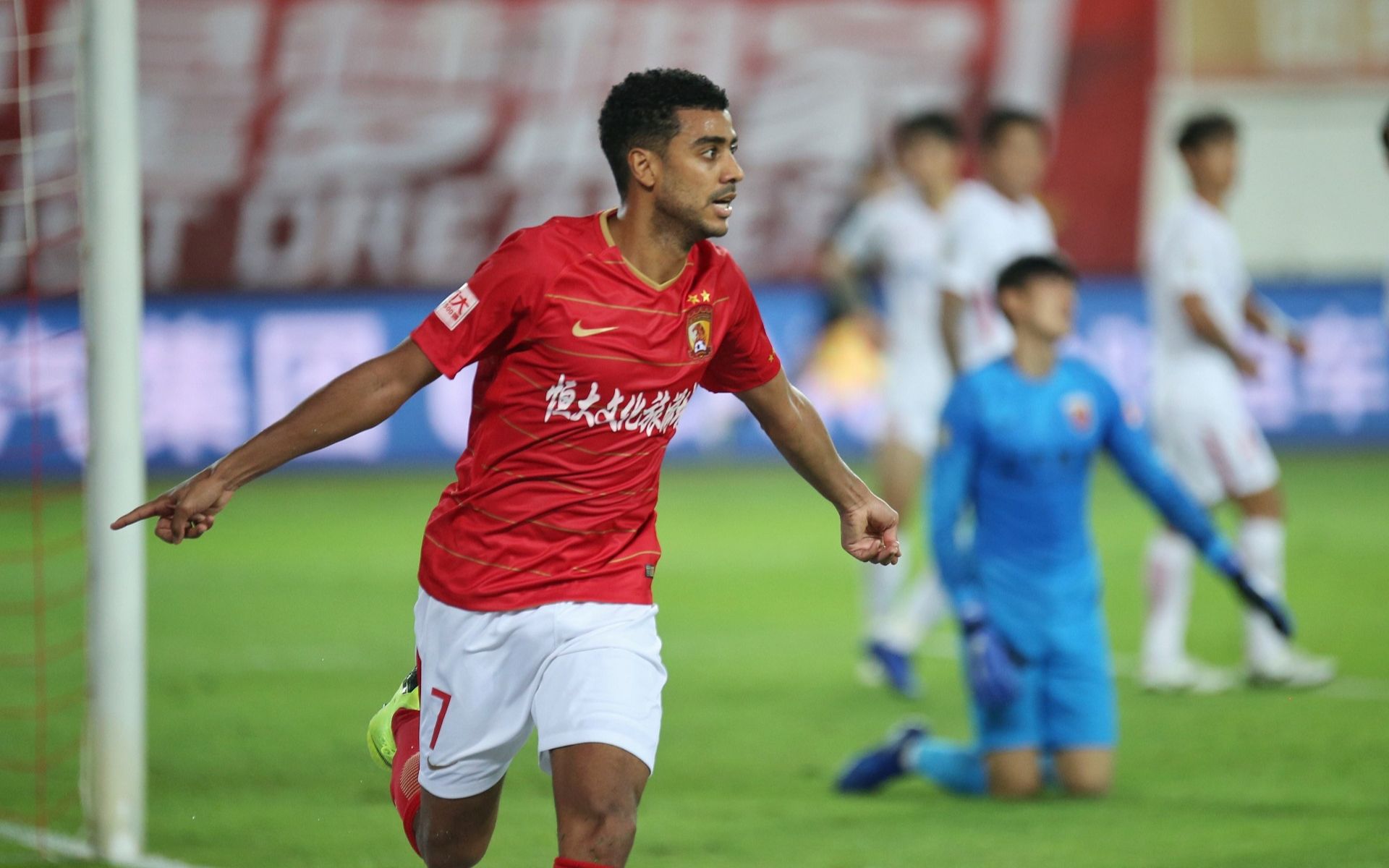 米乐足球官网-包含恒大客场迎战上港，胜者登榜首的词条