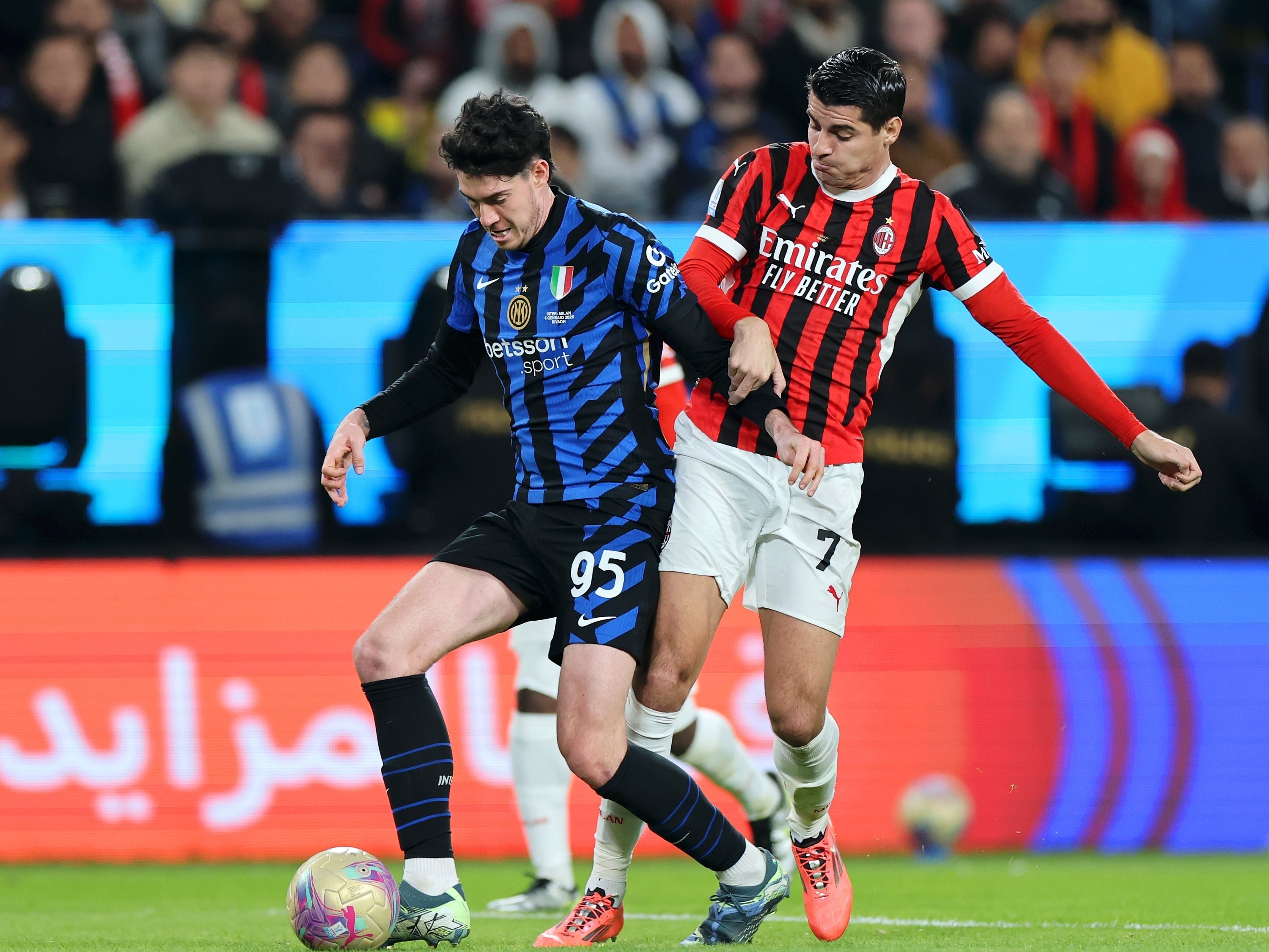 米乐体育平台-AC米兰客场不敌对手，连续两轮失利