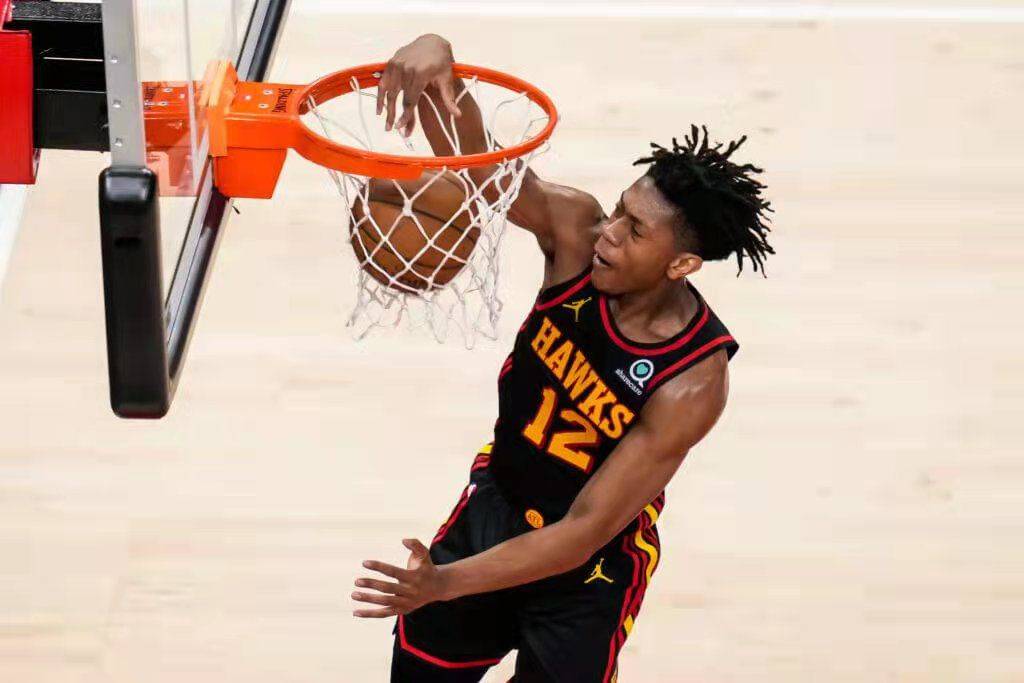 米乐体育网站-老鹰队连胜在望，球迷为他们加油鼓励