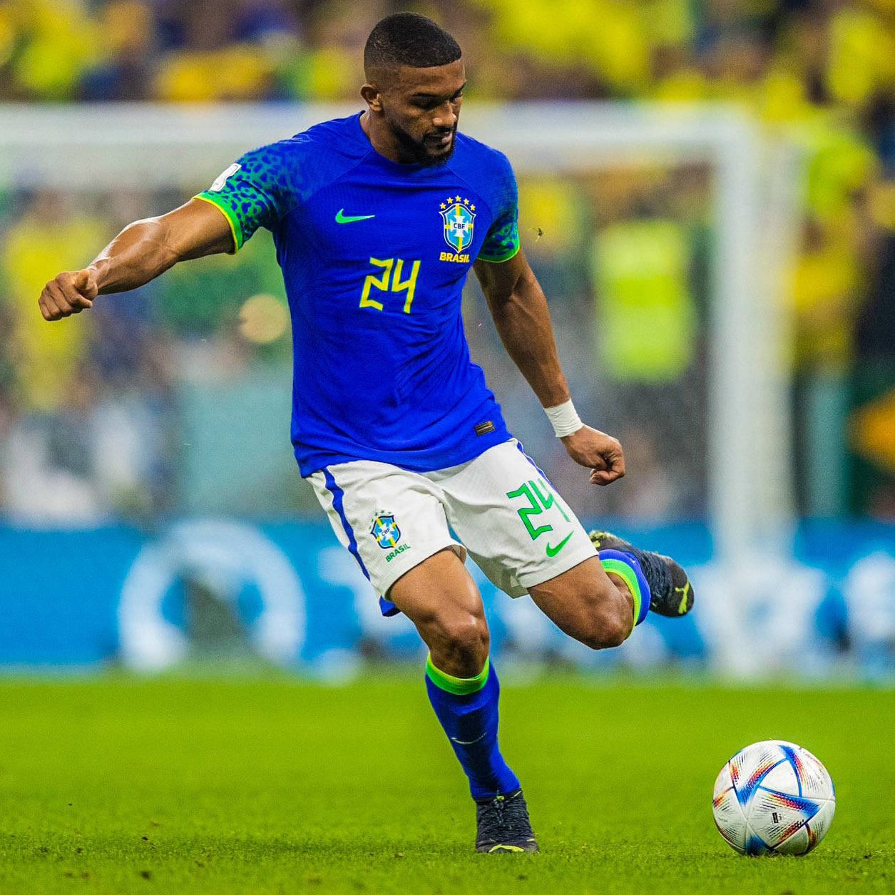 米乐体育官方网站入口-巴西前锋加盟意甲强队，显露锋芒锋