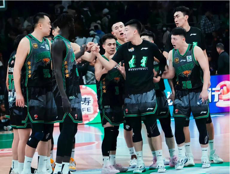 米乐体育在线观看-上海击败浙江，晋级CBA半决赛赛区